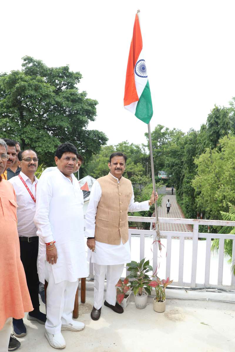 उप मुख्यमंत्री शुक्ल ने शासकीय आवास पर फहराया तिरंगा
