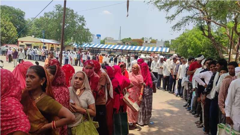 एक बोरी खाद 600 में किसानों ने लगाया कालाबाजारी का