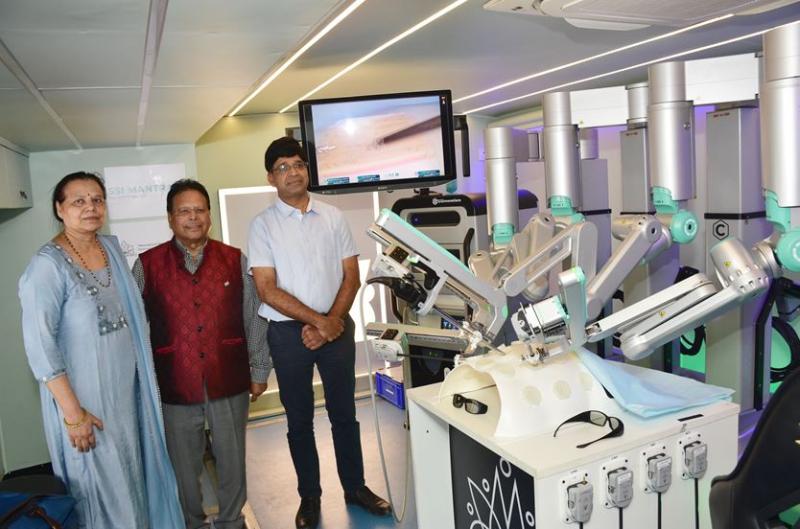 ऑपरेशन थिएटर के बाहर बैठकर सर्जरी भोपाल में पहुंची भारत