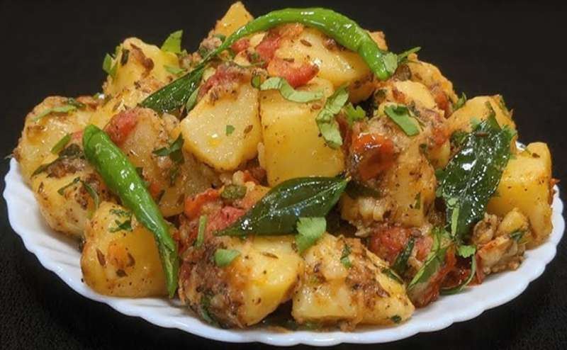 कम समय में बनाएं सिंपल और टेस्टी आलू की सूखी