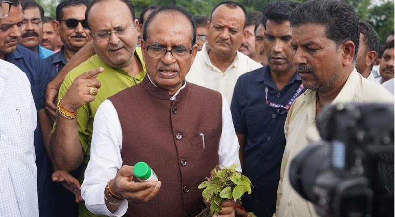 किसानों की हालत देखकर तमतमाए CM नकली प्रोडक्ट बेचने वाली