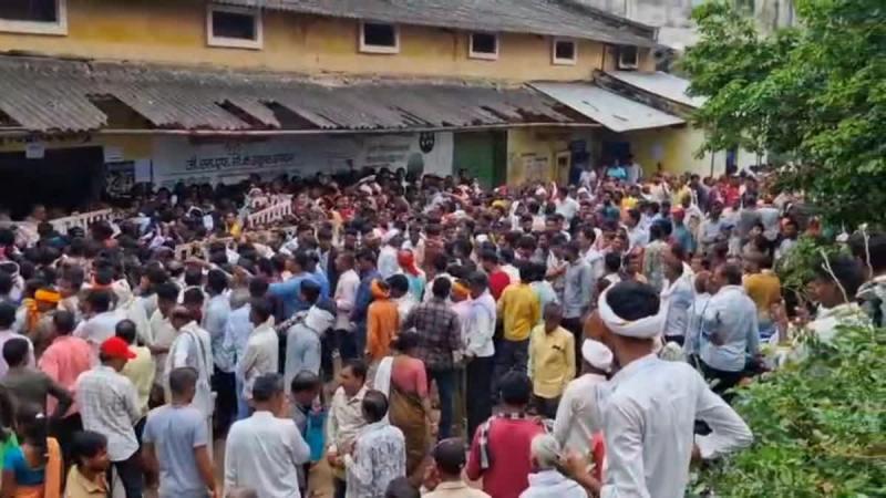 खाद न मिलने से छिंदवाड़ा में हंगामा गुस्साई महिला ने