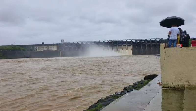 गंगा शारदा का रौद्र रूप यूपी के कई जिले बाढ़ की