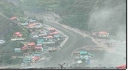 गंगोत्री हाईवे लैंडस्लाइड से बंद फंसे यात्रियों को निकालने में