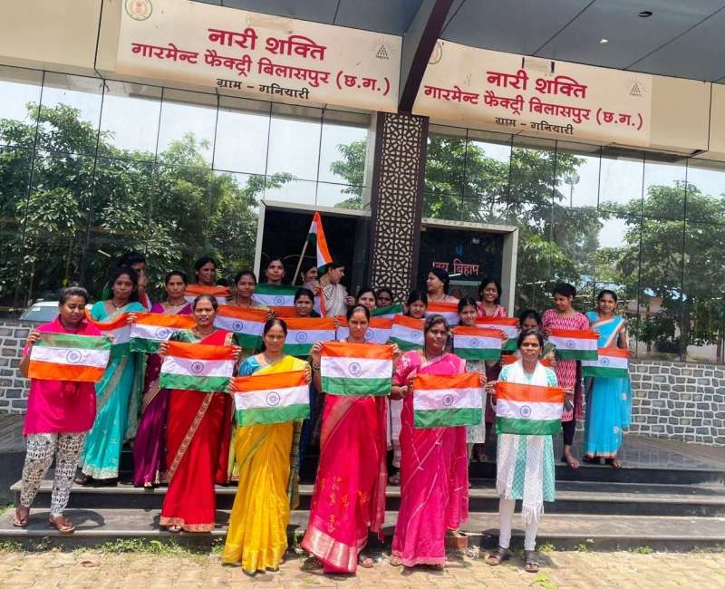 गनियारी की दीदियां जुटीं तिरंगा निर्माण में मिला डेढ़ लाख