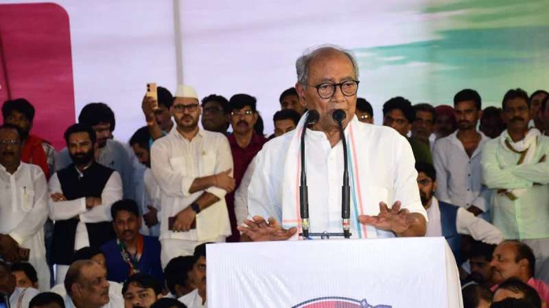 चुनाव आयोग पर दिग्विजय का हमला फर्जी वोटर सूची पर