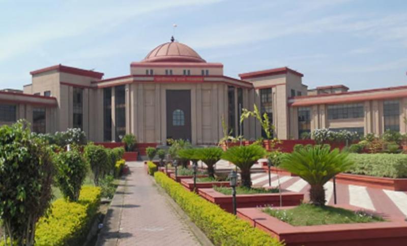 छात्रों के स्वास्थ्य से खिलवाड़ स्कूल प्रशासन और स्व सहायता समूह
