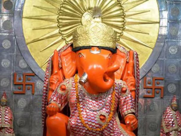जयपुर का प्रसिद्ध गणेश मंदिर जहां विराजमान हैं दाहिने सूंड