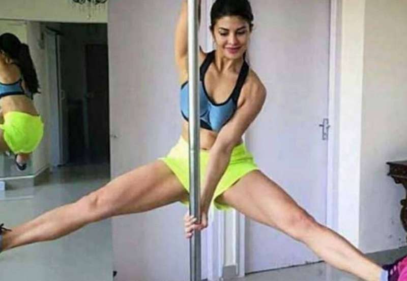 जैकलीन की पसंदीदा एक्सरसाइज है पोल वर्कआउट