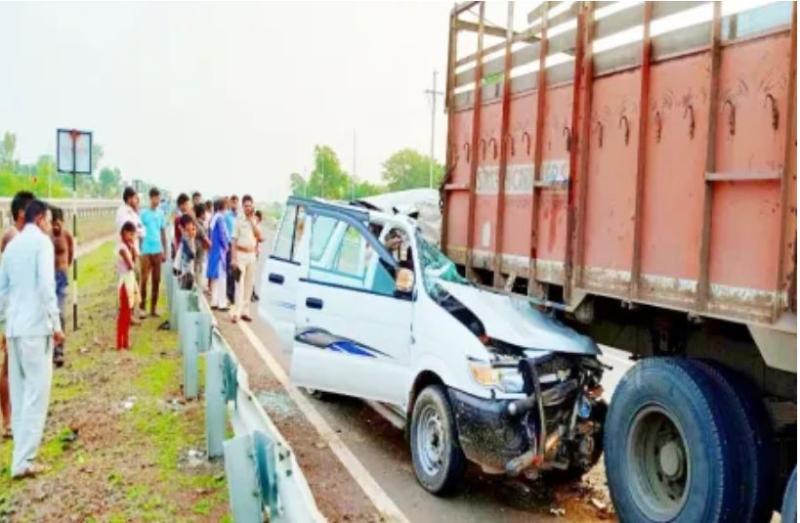 ट्रैवलर और ट्रक की जोरदार भिड़ंत मातम में बदली यात्रा