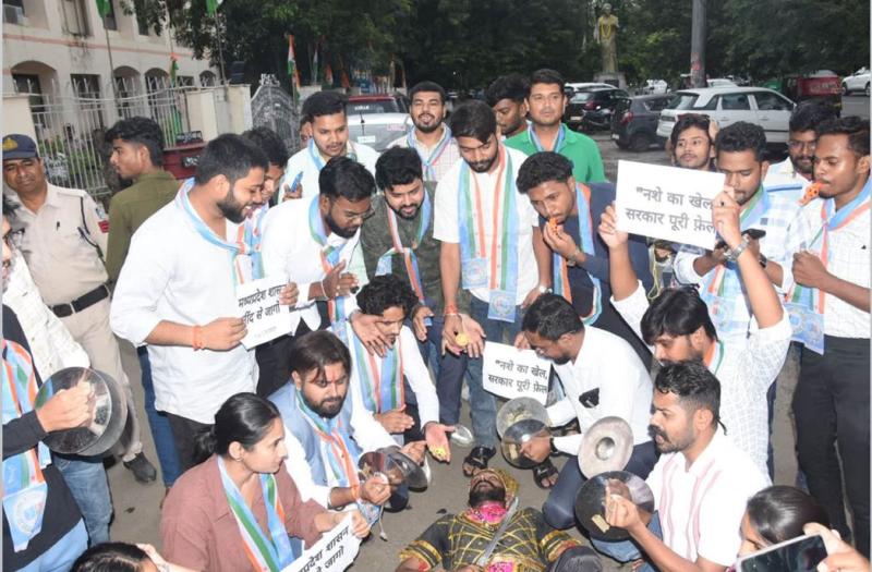 ड्रग्स रैकेट के खिलाफ विरोध में NSUI का नाटकीय अंदाज़