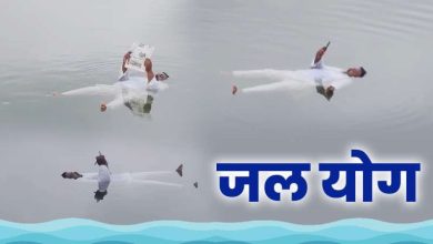 तालाब में तैरता फ्लोटिंग बेड पन्ना के जुगाड़ू युवक ने