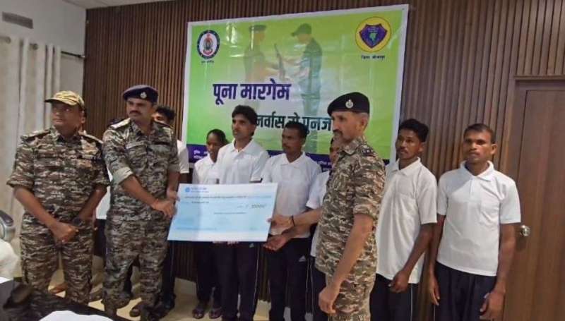 नक्सल मोर्चे पर बड़ी जीत इनामी नक्सलियों ने कहा अब