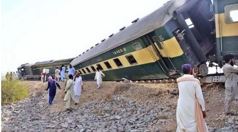 पाकिस्तान में बेपटरी हुई ट्रेन एक की मौत 20 जख्मी