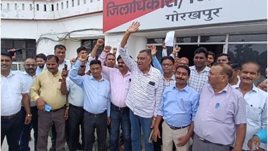 पेशकार के इस्तीफे के बाद कर्मचारियों ने रोका काम