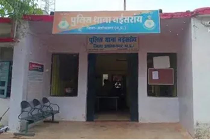 पैसों के लिए बेटे ने तोड़ा रिश्ता मां को मार