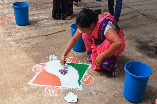बहनों ने रंगोली बनाकर दिया हर घर तिरंगा अभियान का