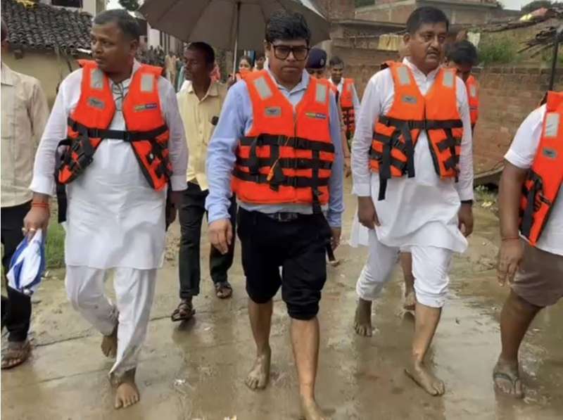 बाढ़ग्रस्त इलाकों में मंत्री का जमीनी निरीक्षण DM SP भी दौड़ते