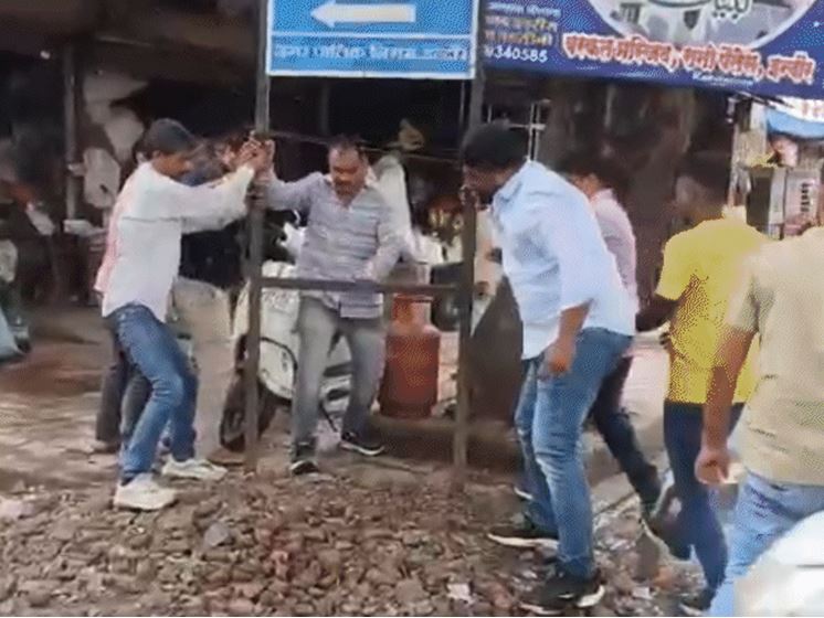 बिना इजाजत लगे पोस्टरों पर कार्रवाई दोषियों पर होगी सख्त