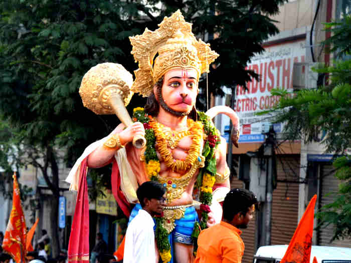 बेहद शक्तिशाली है हनुमान चालीसा की ये चौपाई रोजाना करें