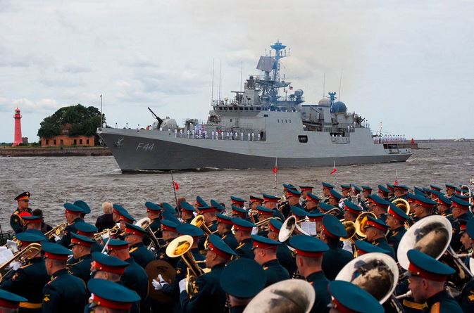 भारत यात्रा के बीच ग्रीस की सौडा खाड़ी में डाला