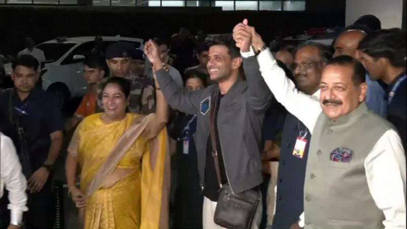 भारत लौटे शुभांशु शुक्ला का दिल्ली एयरपोर्ट पर हुआ ढोल नगाड़े