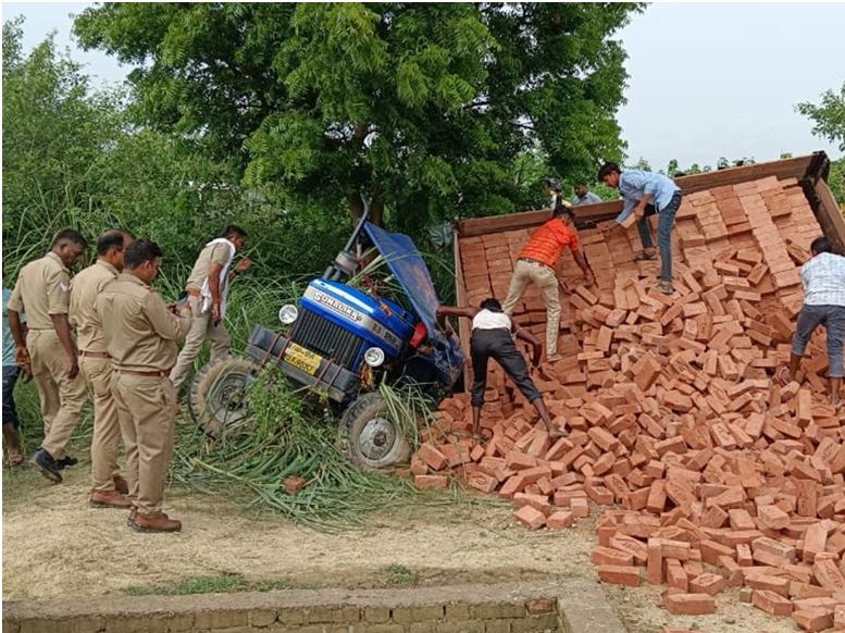 भारी ट्रॉली में दबे शव ग्रामीणों ने रोंगटे खड़े कर