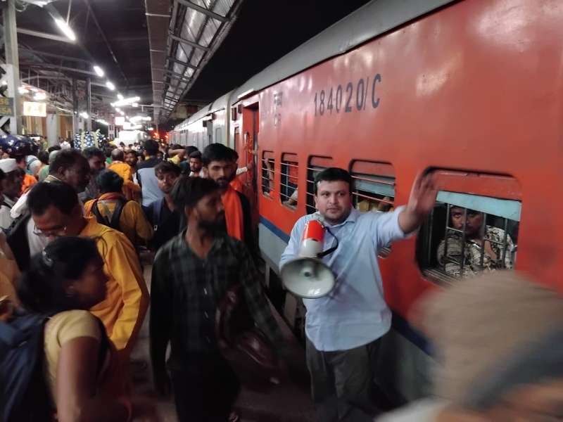 भोपाल रेलवे स्टेशन पर श्रद्धालुओं की भारी भीड़ – रेलवे