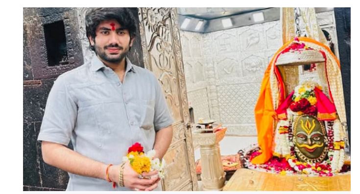 महाकाल मंदिर के गर्भगृह में विधायक गोलू शुक्ला और उनके