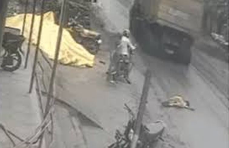 महिला ने तेज रफ्तार ट्रेलर के आगे कूदकर दी जान