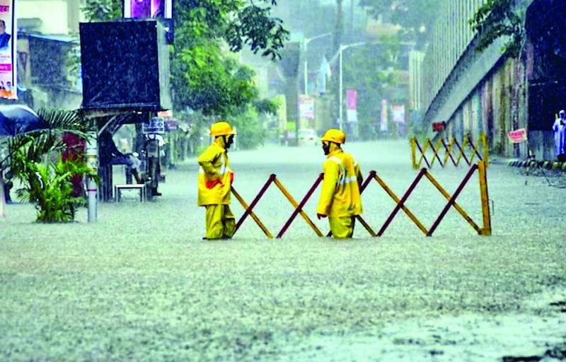 मुंबई जलमग्न ट्रेनें फ्लाइट्स ठप 14 की मौत