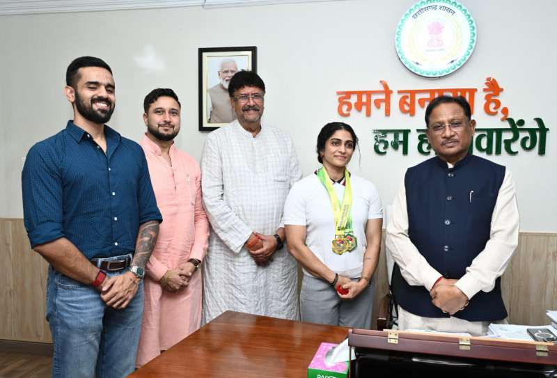 मुख्यमंत्री से एशियन अफ्रीकन पैसिफिक पावरलिफ्टिंग चैंपियनशिप की स्वर्ण पदक