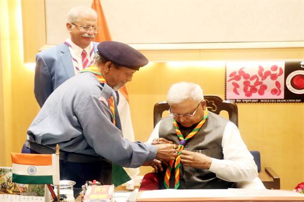 राज्यपाल पटेल को स्काउट्स स्कार्फ पहनाकर किया सम्मानित
