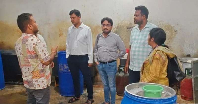 रायपुर में गंदगी से बन रहा पनीर नीले ड्रम और