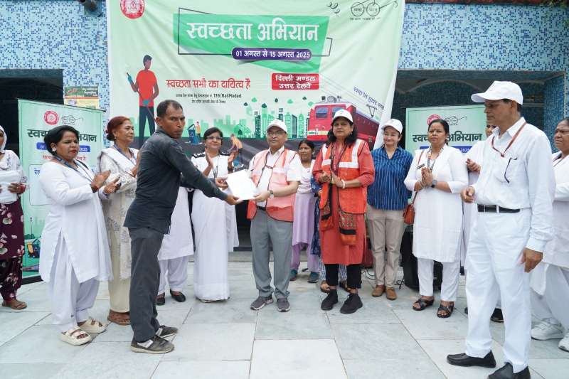 रेलवे ने स्वच्छता अभियान का किया आगाज