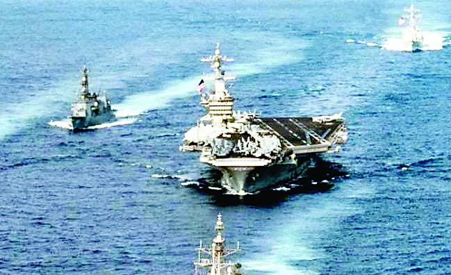 समुद्र में सैन्य जमावड़ा तनाव चरम पर