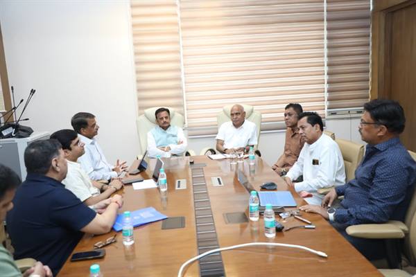 सरकार स्वास्थ्य सेवाओं को व्यापक एवं सुदृढ़ बनाने के लिए
