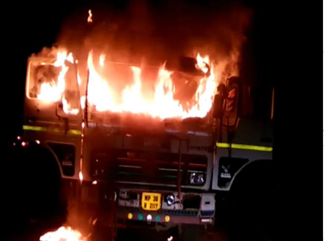 सीहोर वेयरहाउस में आग का तांडव ट्रक चपेट में दमकलकर्मियों