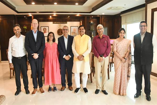 हरित ऊर्जा के लिए प्रतिबद्ध बहुराष्ट्रीय कम्पनियों के लिए मध्यप्रदेश बन रहा है आकर्षण का केन्द्र : मुख्यमंत्री डॉ. यादव 6 हरित ऊर्जा के लिए प्रतिबद्ध बहुराष्ट्रीय कम्पनियों के लिए मध्यप्रदेश