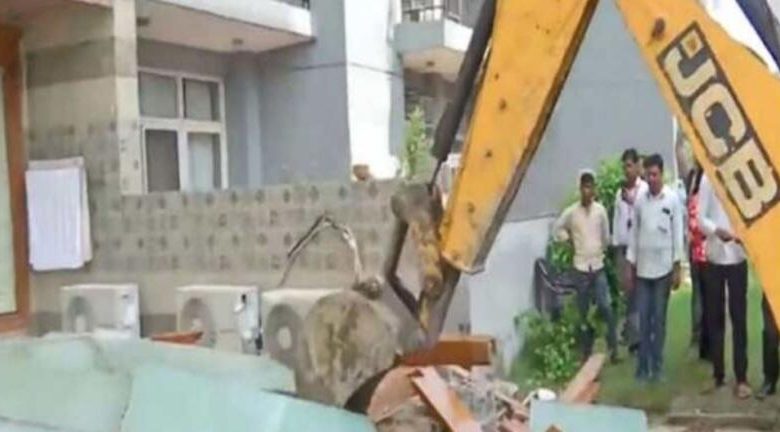 12 बुलडोज़र एक साथ उतरे मैदान में अवैध साम्राज्य ध्वस्त