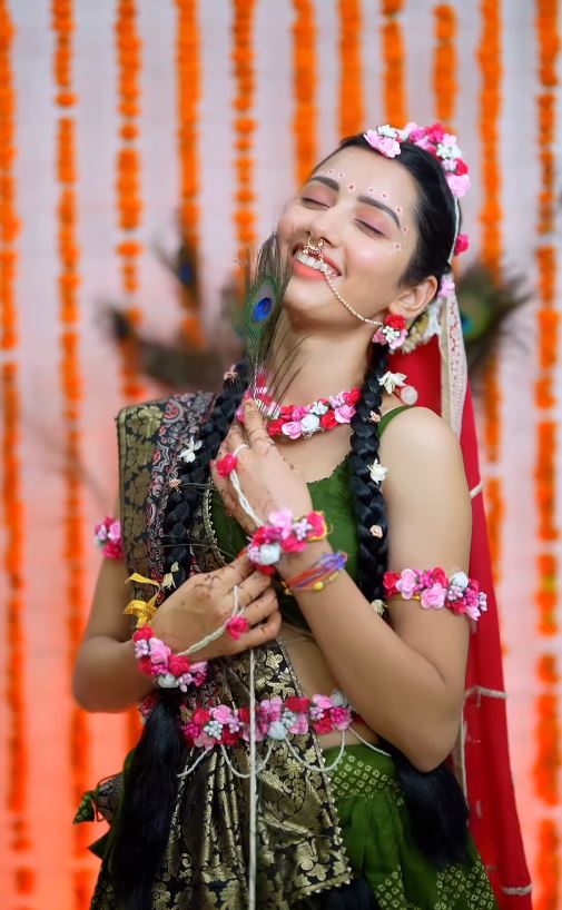 4 स्टेप्स में पाएं राधा रानी जैसा लुक यूट्यूबर का