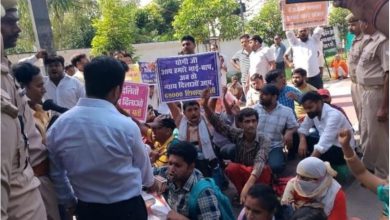 69 हजार भर्ती अभ्यर्थियों का हंगामा डिप्टी सीएम आवास पर