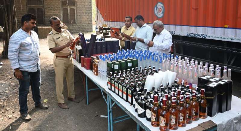 734 कार्टून में छिपी थी 51 लाख की शराब तस्करों