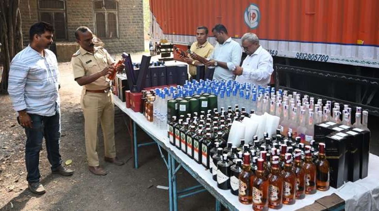 734 कार्टून में छिपी थी 51 लाख की शराब तस्करों