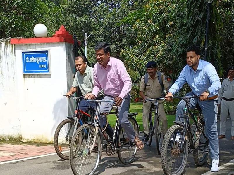 IAS होकर भी नहीं छोड़ी सादगी साइकिल से ऑफिस पहुंचते