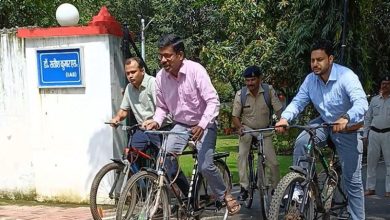 IAS होकर भी नहीं छोड़ी सादगी साइकिल से ऑफिस पहुंचते