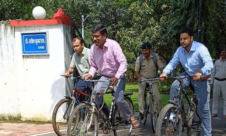 IAS होकर भी नहीं छोड़ी सादगी साइकिल से ऑफिस पहुंचते