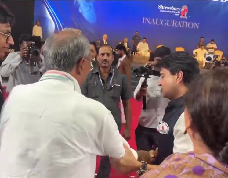 Bhopal : नीचे बैठे दिग्विजय सिंह को हाथ पकड़कर मंच पर ले गए ज्योतिरादित्य सिंधिया, सियासी अटकलें तेज 2 screenshot 20250808 2107598901326770245113046