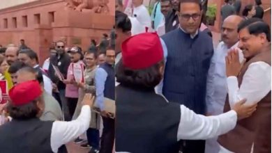 अखिलेश यादव ने संसद में रोककर मिलाया CM मोहन यादव
