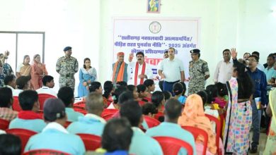 आत्मसमर्पित नक्सलियों के बीच पहुँचे उपमुख्यमंत्री विजय शर्मा – राखी